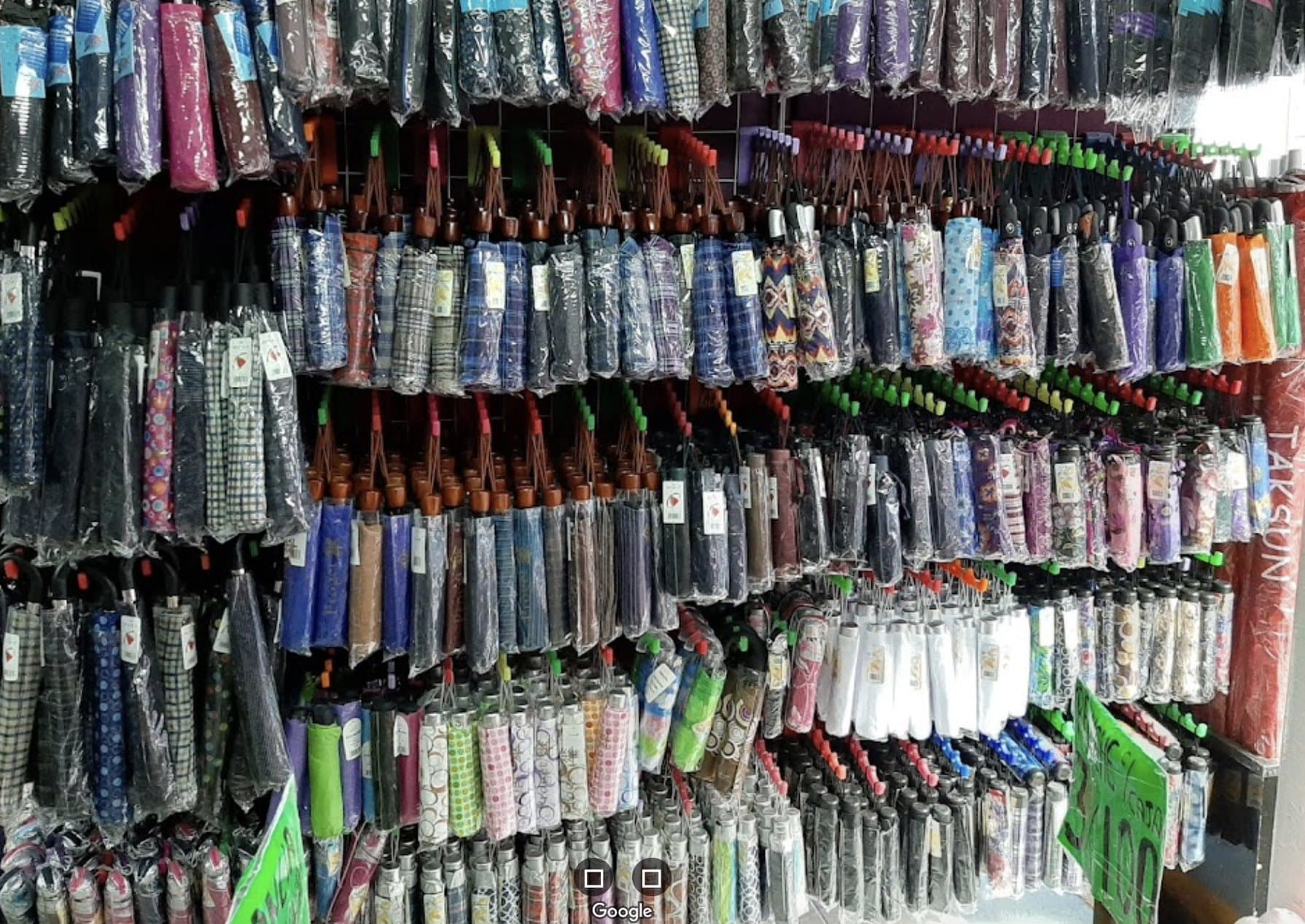 Paraguas de bastón y plegables organizados por color