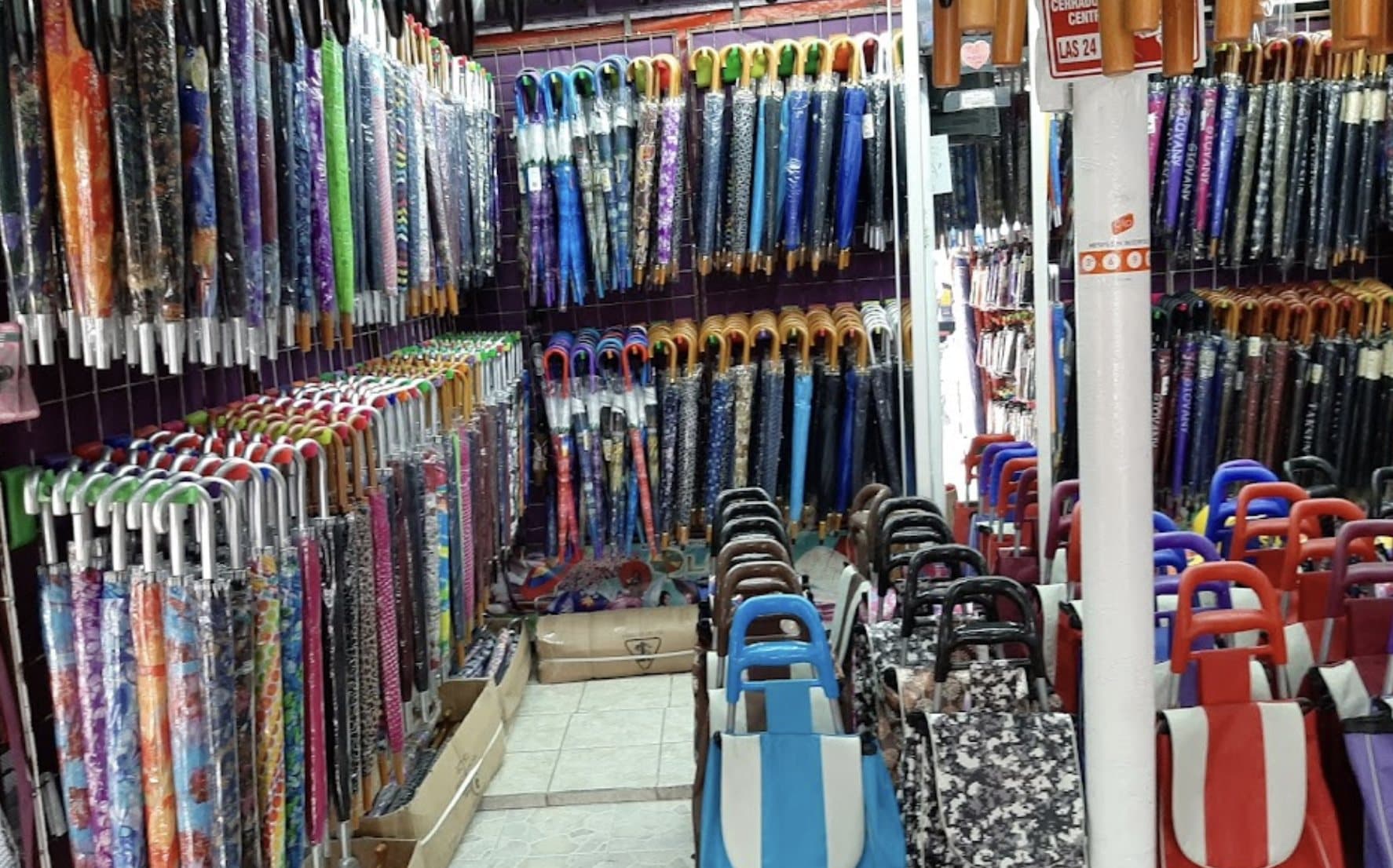 Surtido de paraguas y carritos en la bodega