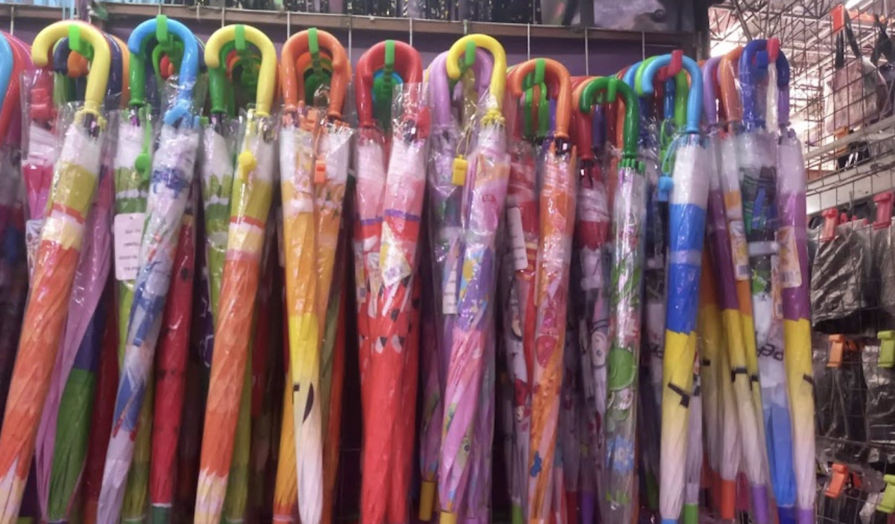Paraguas de colores y estampados en exhibición