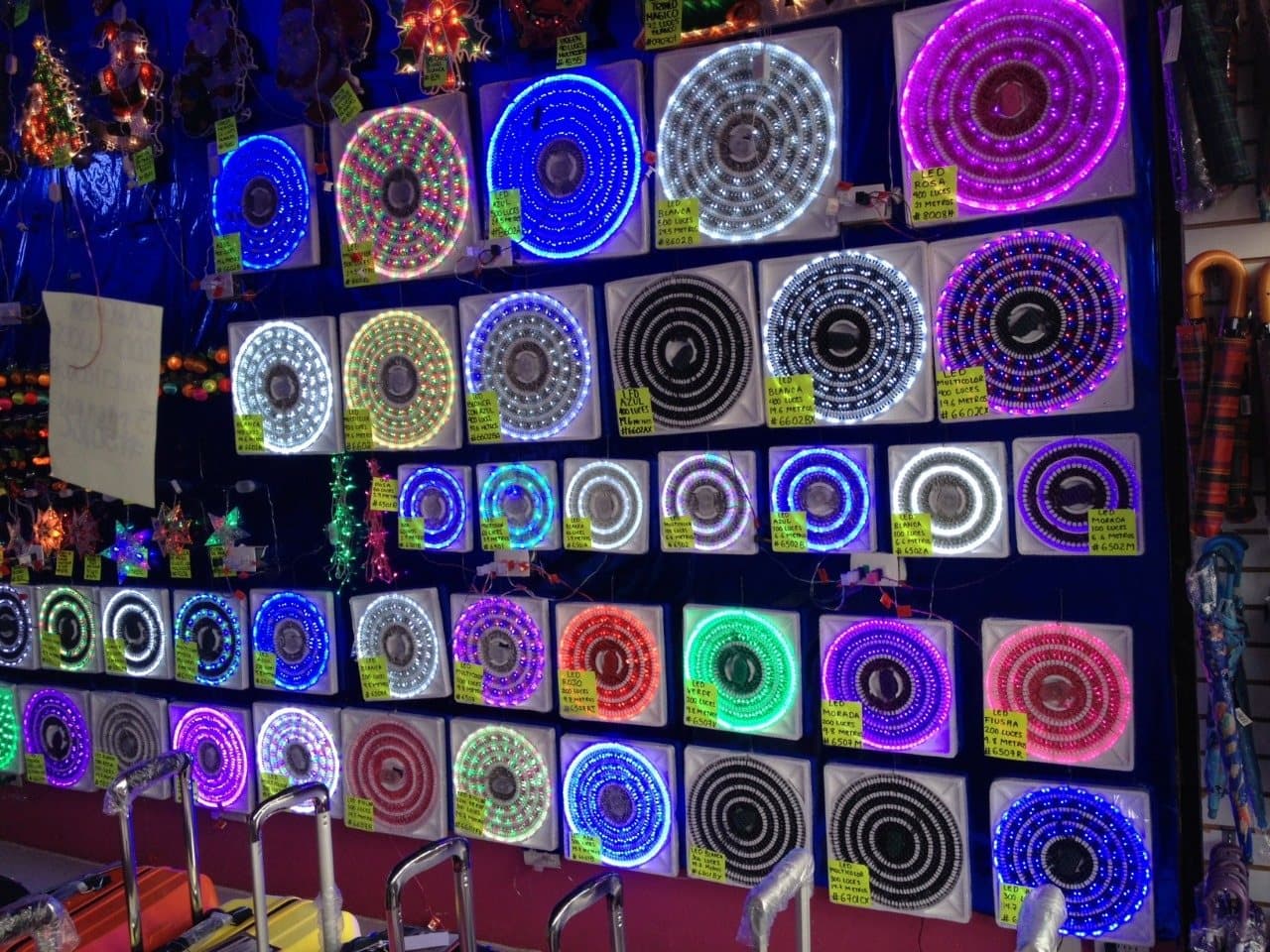 Muro de figuras luminosas tipo neón