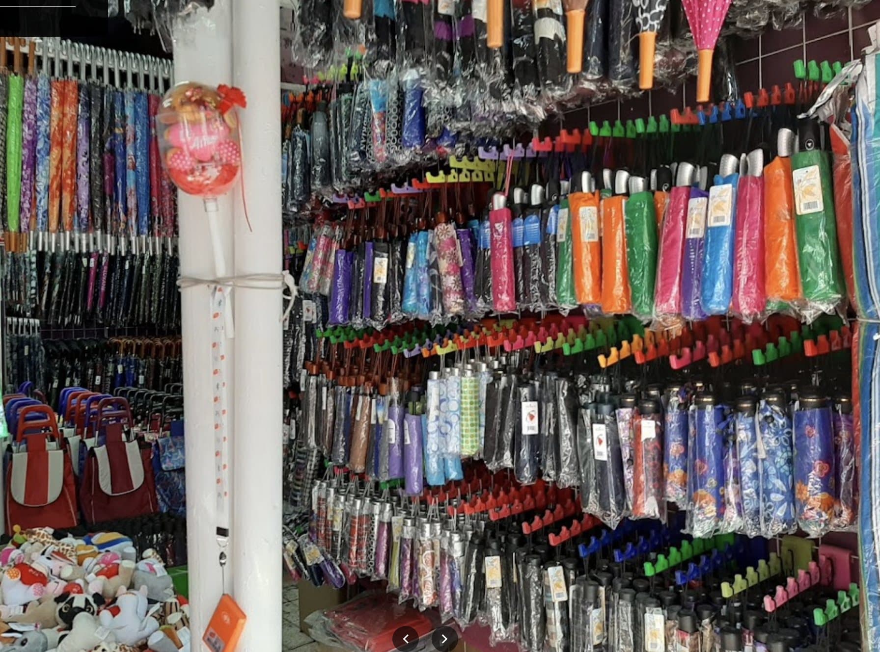 Muro de paraguas de colores listos para mayoreo
