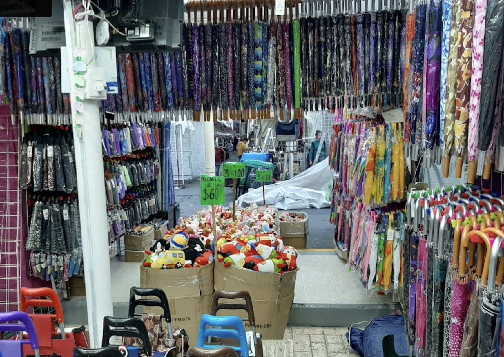 Pasillo de la bodega con paraguas colgados del techo al piso