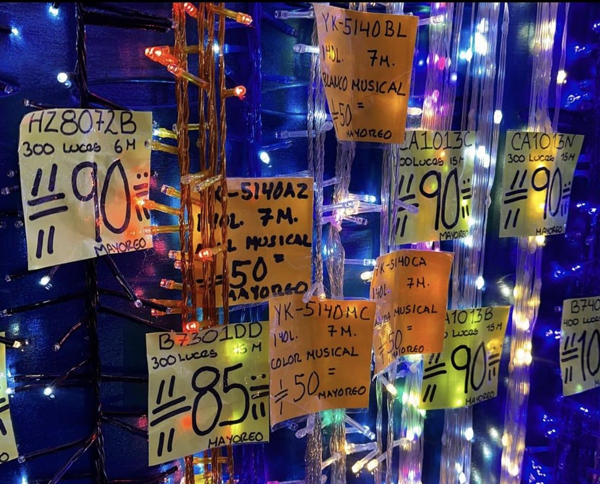 Series de luces con etiquetas de precio de mayoreo escritas a mano